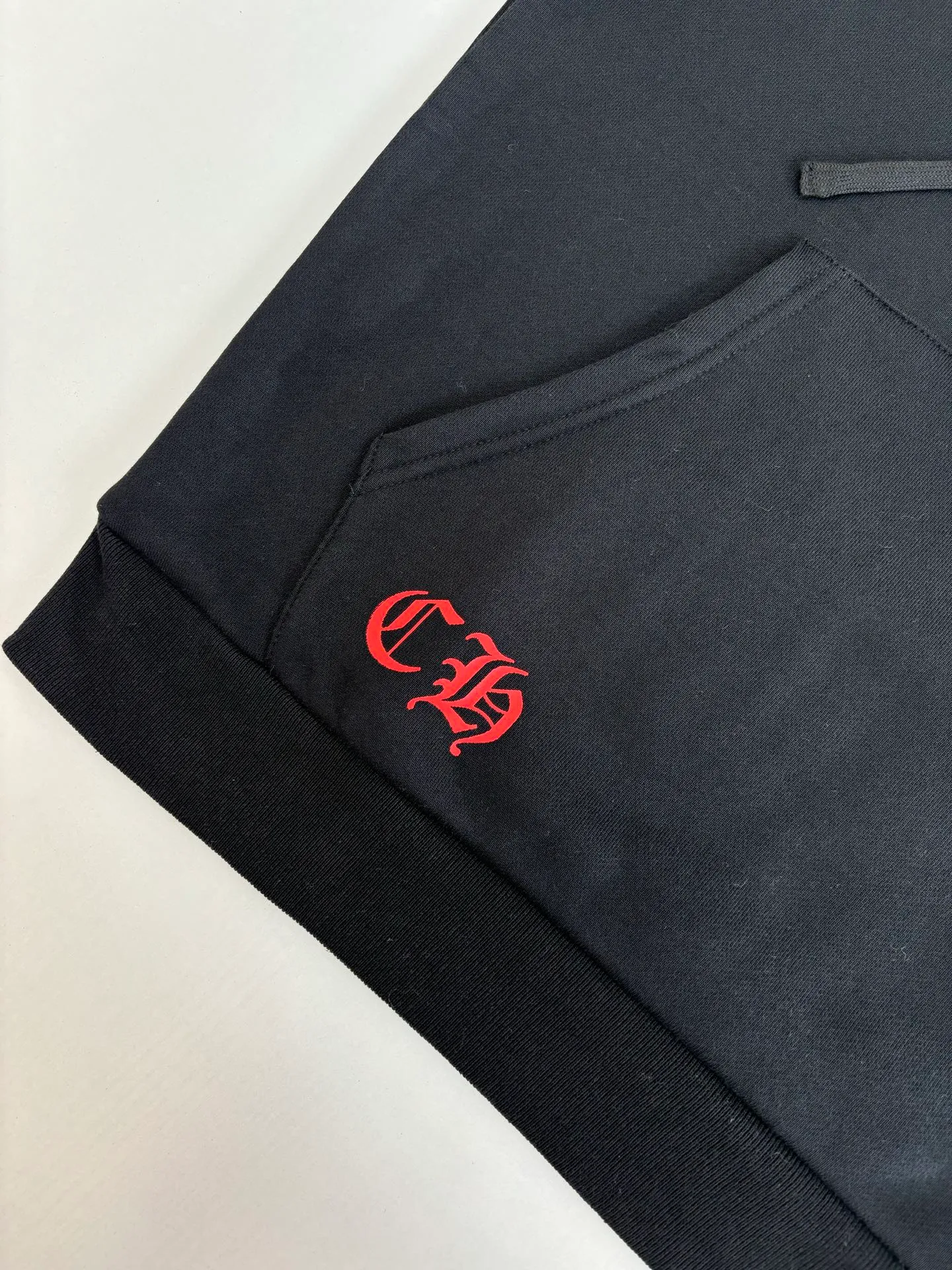 🅿️456 Come Hearts*/Cro Hearts 25 new letter printed zipper hooded sweatshirt is made of 100% custom-woven and dyed pure cotton fabric with thin velvet lining. The front and rear logo printing uses a special pulp printing process. Its characteristic is to use glue with high performance to print m to create a sense of layering on the printed pattern. Accessories that match the new YB mold. m The zipper puller and back hem are custom-developed using silver-plated foti material. m The cuffs and hem have a shrinking effect. m The front panel is manually cut and positioned. Hand-sewn hand pocket design. The overall routing is straight and delicate. Size: S/M/L/XL